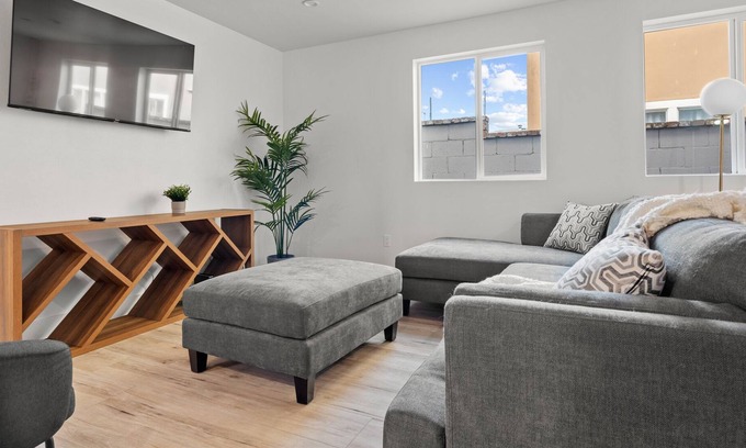 Los Angeles House | MODERN 5 BR in LA Arts District w/Game Room & WiFi
