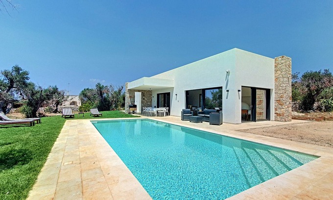 Marina di Felloniche Villa | Modern 5-star villa, heated pool 1km from the sea