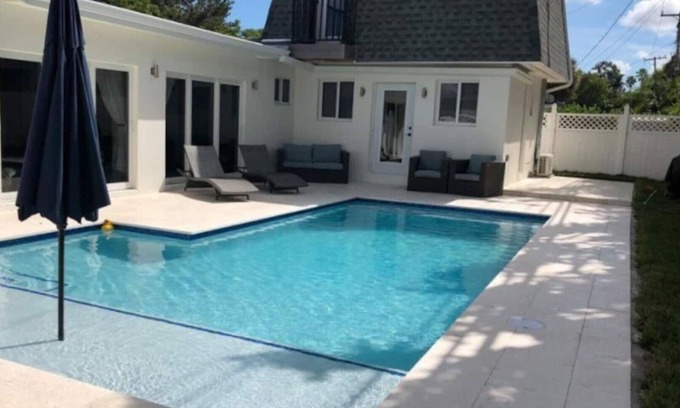 The Roads Villa | Modern 5BR Mansion Minutes Away from Miami Beach