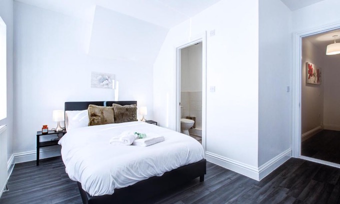 Colchester Apartment | Modern 6 Bed 3 Bath House