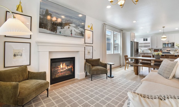 Heber House | Modern 6BR Retreat Near Skiing - Luxe | 85" TV, Sleeps 12, Hot Tub
