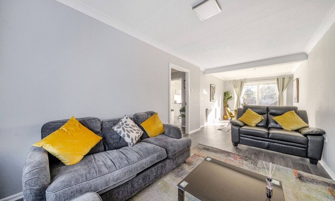 Abbey Wood House | Modern Abbeywood home with garden & parking