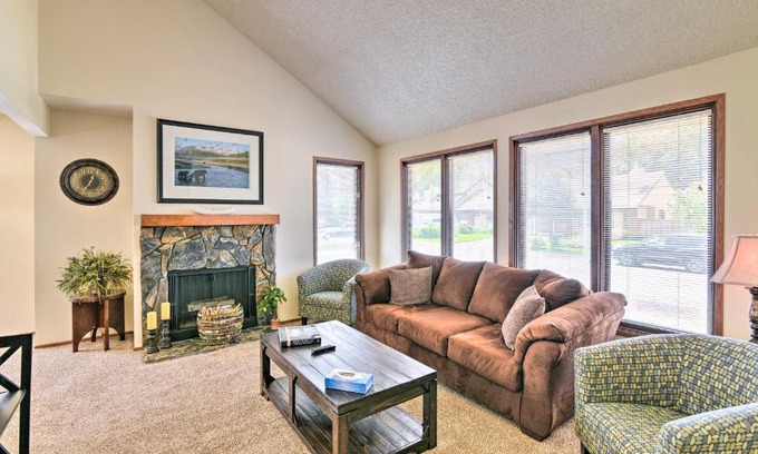 Abbott Loop House | Modern Anchorage Townhome 8 Mi to Downtown!