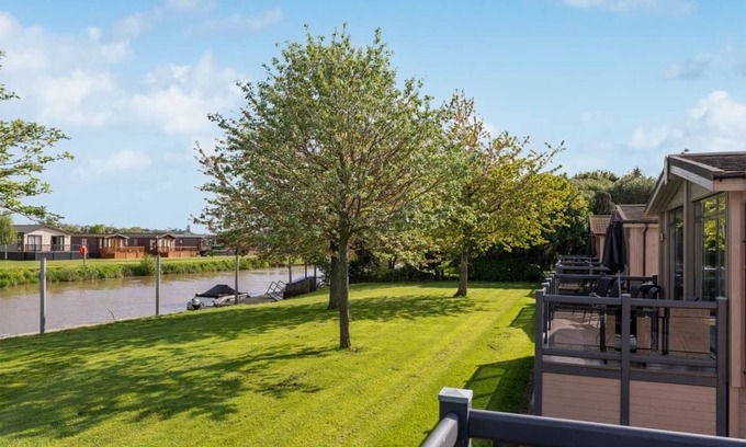 Tiddington Ski Chalet | Modern and comfortable 2-bedroom caravan with one double and one twin bedroom.