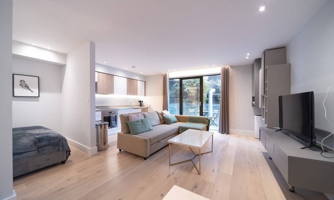 Elephant and Castle Apartment | Modern and Large Studio with Private Balcony | Zone1
