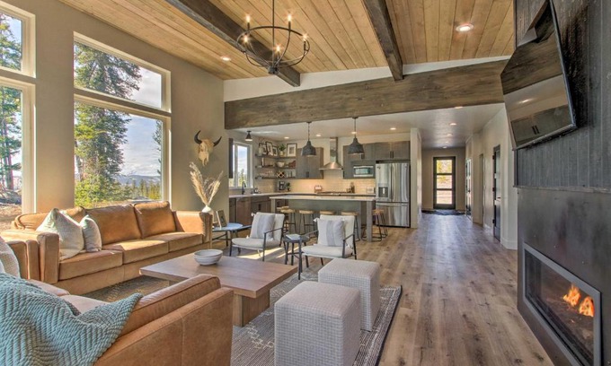 Philipsburg House | Modern and Newly Built Cabin Ski, Fish, Hike!