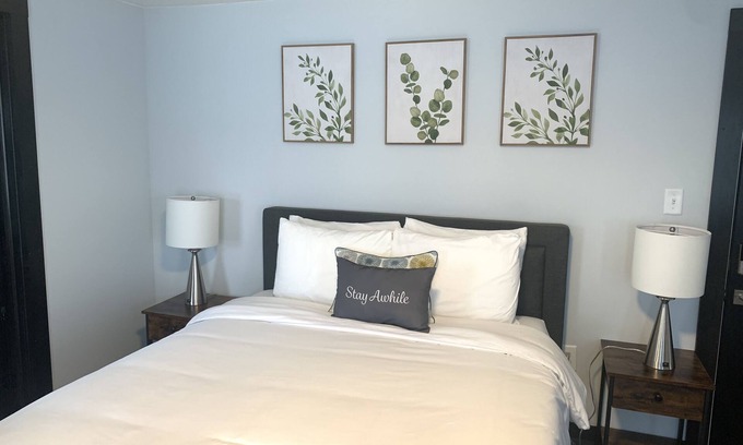 North Muskegon Hotel | Modern and Private Queen Suite near Downtown
