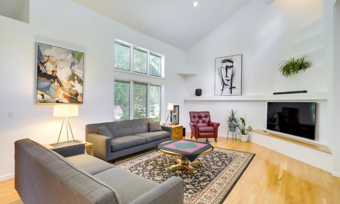 Granger House | Modern and Spacious Home - 6 Mi to Dtwn South Bend