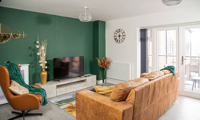 High Wycombe Apartment | Modern and Stylish 1 Bed Flat. 5mins walk to town centre. Gated secure parking.