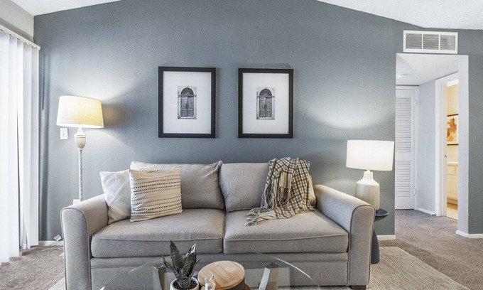 Greater Northdale Apartment | Modern Apartment in Prime Location (ID4693X0)