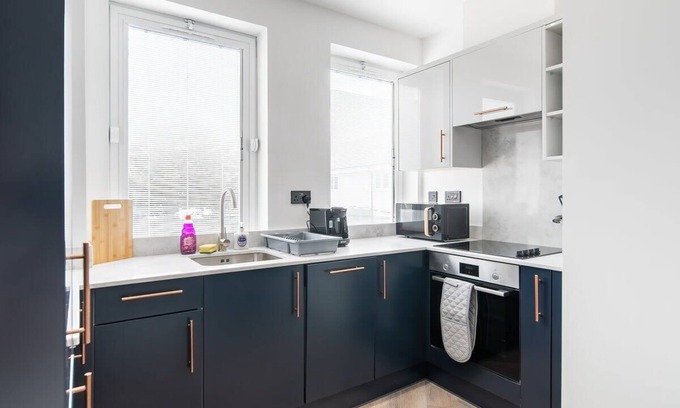 Havering Apartment | Modern Apartment in Romford near Elizabeth Line*4