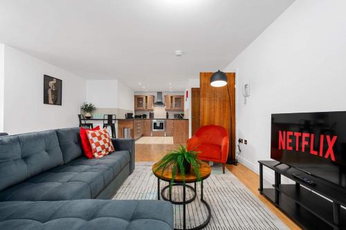 Trafford Apartment | Modern Apartment, Free Parking by City SuperHost