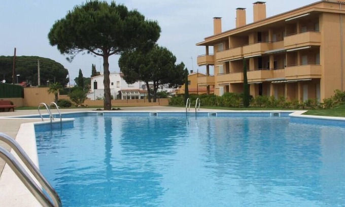 L'Escala Apartment | Modern Apartment - Gardens/Pool/WIFI/AIRCON/PARKING - D201, 3 Beds, Shared Pool, Aircon, WiFi, Parki