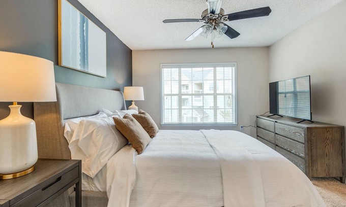 Brentwood Apartment | Modern Apartment in Prime Location (ID8494X66)