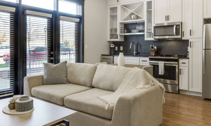 Commonwealth Apartment | Modern Apartment in Prime Location (ID8961X08)