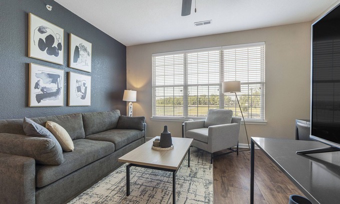 Liberty Area Apartment | Modern Apartment in Prime Location (ID9638X96)