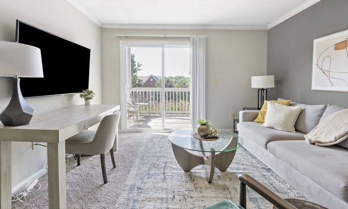 Hermitage Apartment | Modern Apartment in Prime Location (ID8103X6)