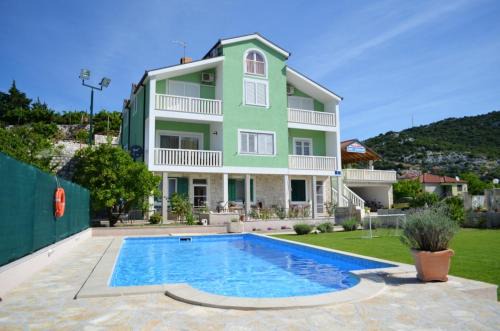 Peracko Blato Apartment | Modern apartment in Peračko Blato with sea view and pool