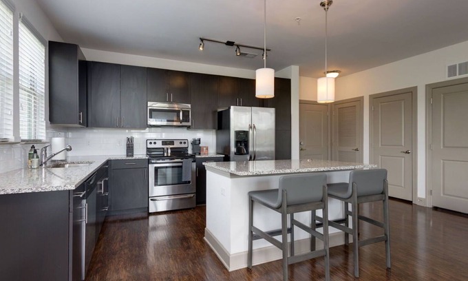 Franklin Apartment | Modern Apartment in Prime Location (ID1340)