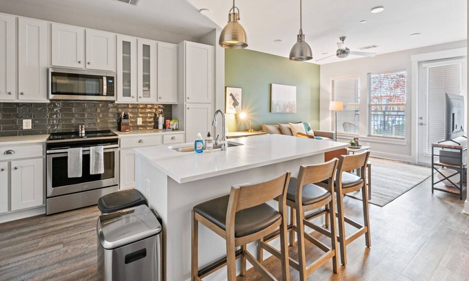 Franklin Apartment | Modern Apartment in Prime Location (ID7994X49)