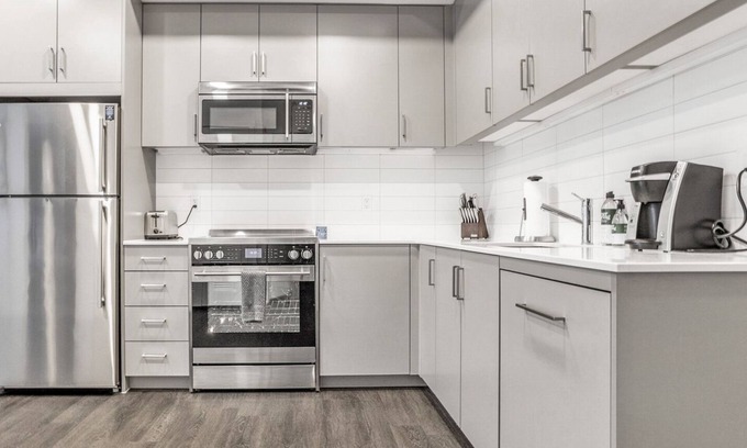 Meridian Apartment | Modern Apartment in Prime Location (ID4839X08)