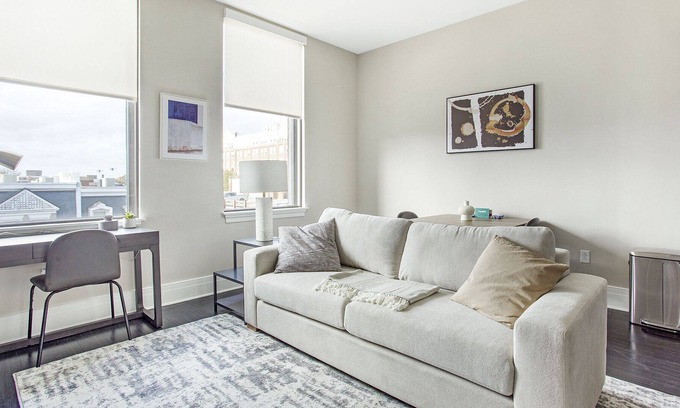 City Center Apartment | Modern Apartment in Prime Location (ID1239X428)