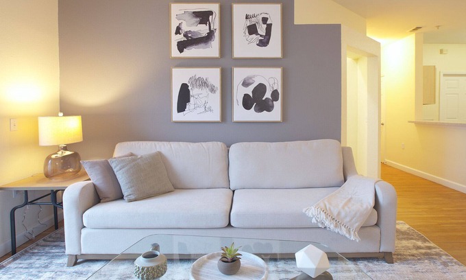 Holland Apartment | Modern Apartment in Prime Location (ID7986X22)