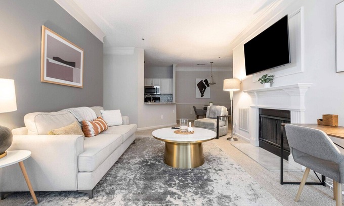 Greer Apartment | Modern Apartment in Prime Location (ID3016X81)