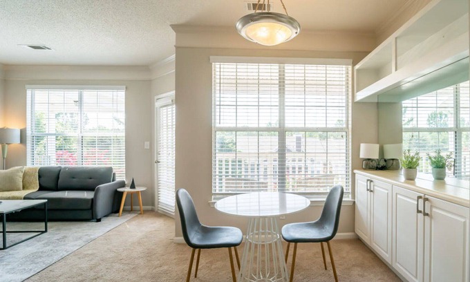 Greer Apartment | Modern Apartment in Prime Location (ID6762)