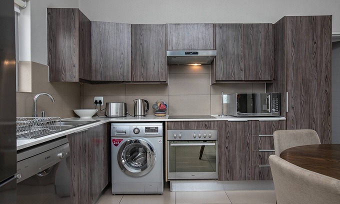 Sandown Apartment | Modern Apartment in Secure Complex