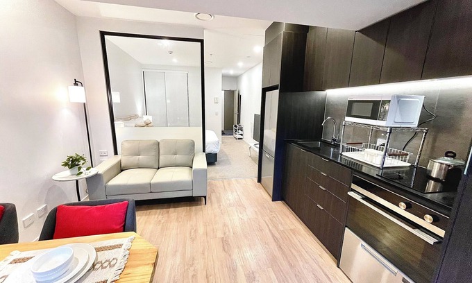 Newton Apartment | Modern apartment in the city centre, Queen Street, Auckland, with Sky Tower view