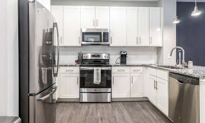 Chapel Hill Apartment | Modern Apartment in Prime Location (ID8112X15)