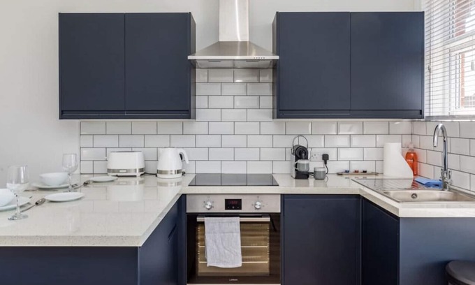 Haywards Heath Apartment | Modern apartment, near shops & with a free parking space