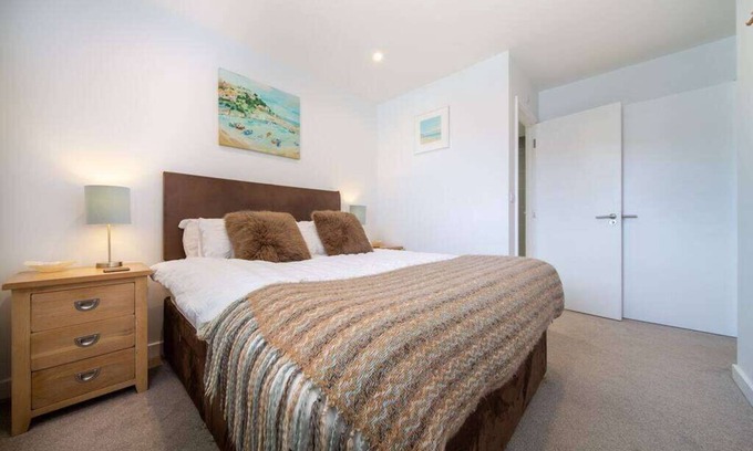 Newquay Apartment | Modern Apartment nr Fistral Beach, Private Parking