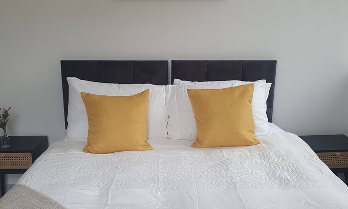 Desborough Apartment | Modern Apartment Sleeps up to 5