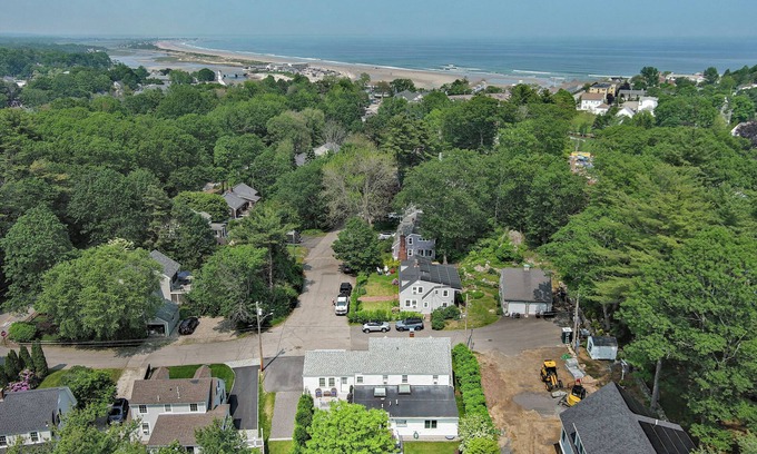 Ogunquit Apartment | Modern apartment, steps to town center, restaurants and beach.
