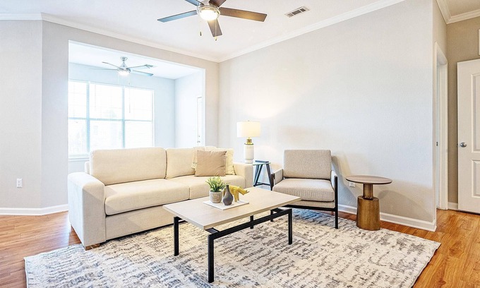 Mount Pleasant Apartment | Modern Apartment in Prime Location (ID8999X85)
