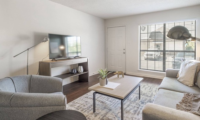 Crestline Heights Apartment | Modern Apartment in Prime Location (ID9618X81)