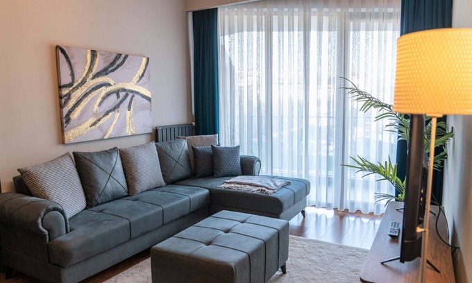 Beyoglu Apartment | Modern Apartment with On-Site Gym and Spa