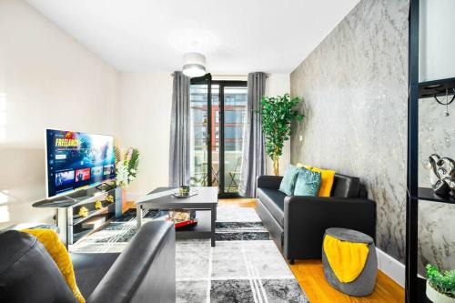 Theatreland Birmingham Apartment | Modern Arcadian Centre Apartment By Azura Nights