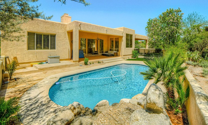 Catalina Foothills Estates House | Modern & attractive desert home with WiFi, private pool, W/D & AC - 1 dog OK