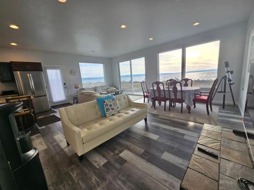 Coupeville House | Modern Beachfront Stay at the Admiralty Retreat