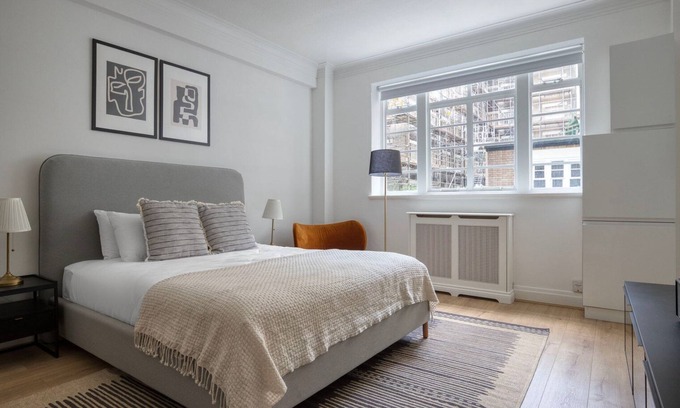 St. Pancras Apartment | Modern Bloomsbury Studio, nr Universities & Euston Station, by Blueground