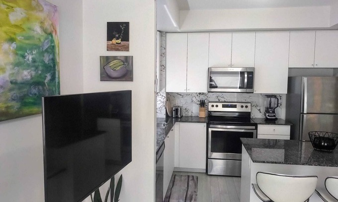 Woodbridge House | Modern Boutique Townhome Vaughan, Woodbridge 20 minutes to Airport & Attractions