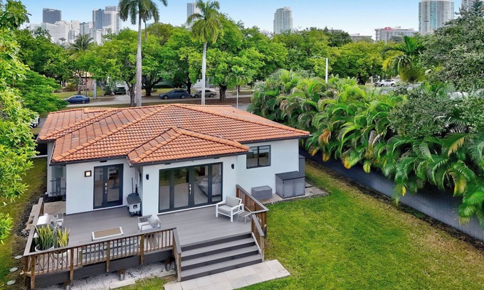 Brickell House | Modern Brickell Retreat- Top Location - Remote-Ready - Private Backyard Oasis