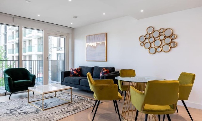 Shepherd's Bush Apartment | Modern bright flat with balcony, courtyard and gym