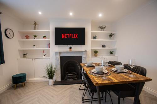 Plaistow and Sundridge Apartment | Modern Bromley 2 Bed apartment great location parking available