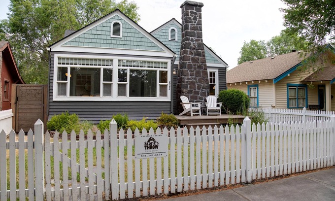 Old Bend House | Modern bungalow charm! Steps to downtown & the surf wave, salt water hot tub!