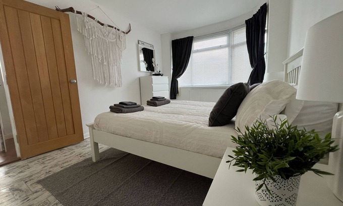 Southampton House | modern Bungalow with hot tub, garden, bbq & Netflix 10 min drive to city centre