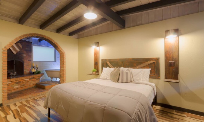 West Sedona Cabin | Modern cabin for 4 with views of the red rocks and next to Slide Rock State park